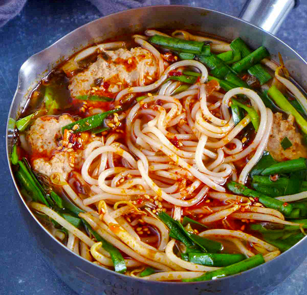 Погружение в атмосферу Юньнани: волшебный суп с рисовой лапшой