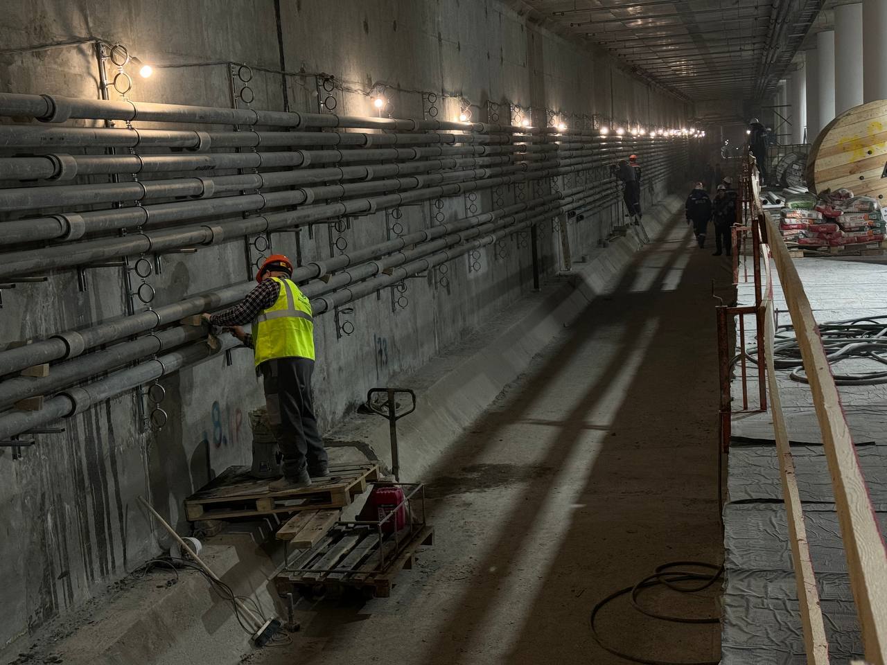 На станции метро «Театральная» завершено устройство жесткого основания в левом перегонном тоннеле На станции метро «Театральная» завершено устройство жесткого основания в левом перегонном тоннеле