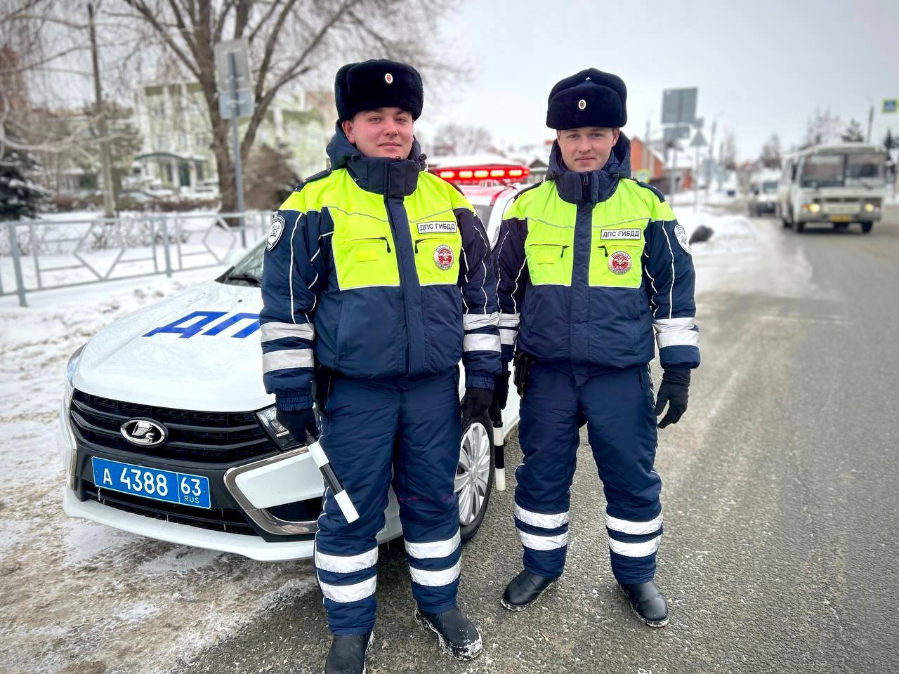 Доброго утра и прекрасного настроения нашим читателям желают Александр Климин и Никита Люлин, инспекторы ДПС 1 взвода ОР ДПС Госавтоинспекции МУ МВД России «Сызранское»