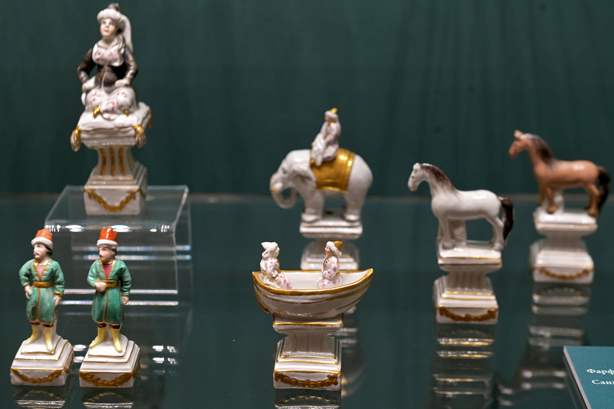 Необычные шахматные фигуры Невской порцелиновой мануфактуры