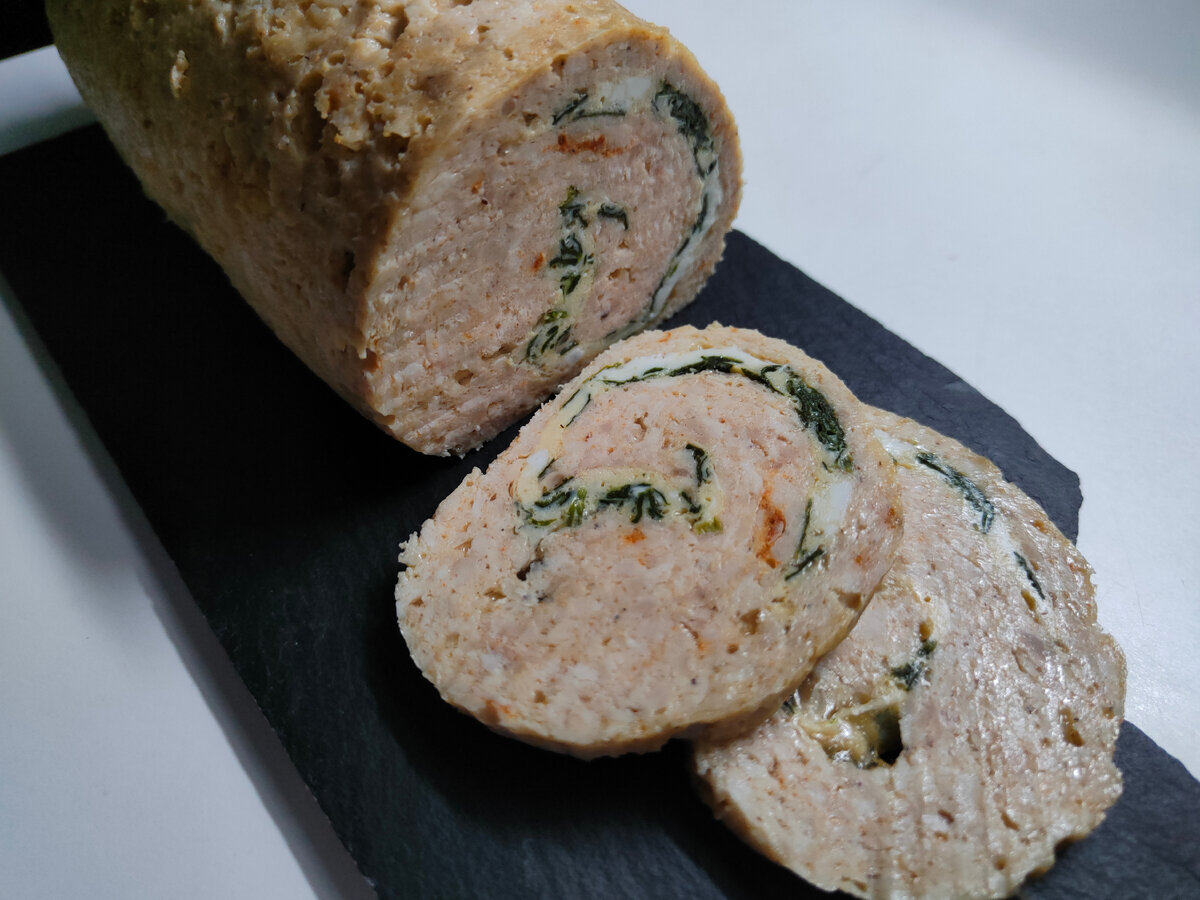 Куриный рулет с яйцом и шпинатом