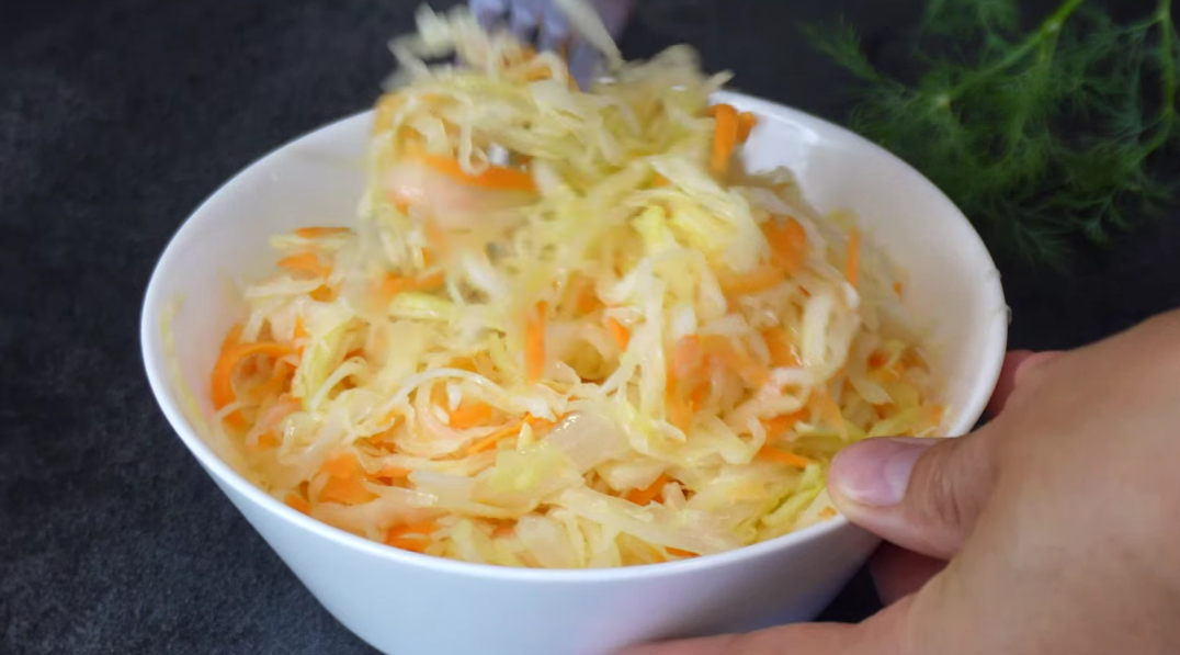 Как сделать хрустящий салат из капусты, который всегда есть в холодильнике