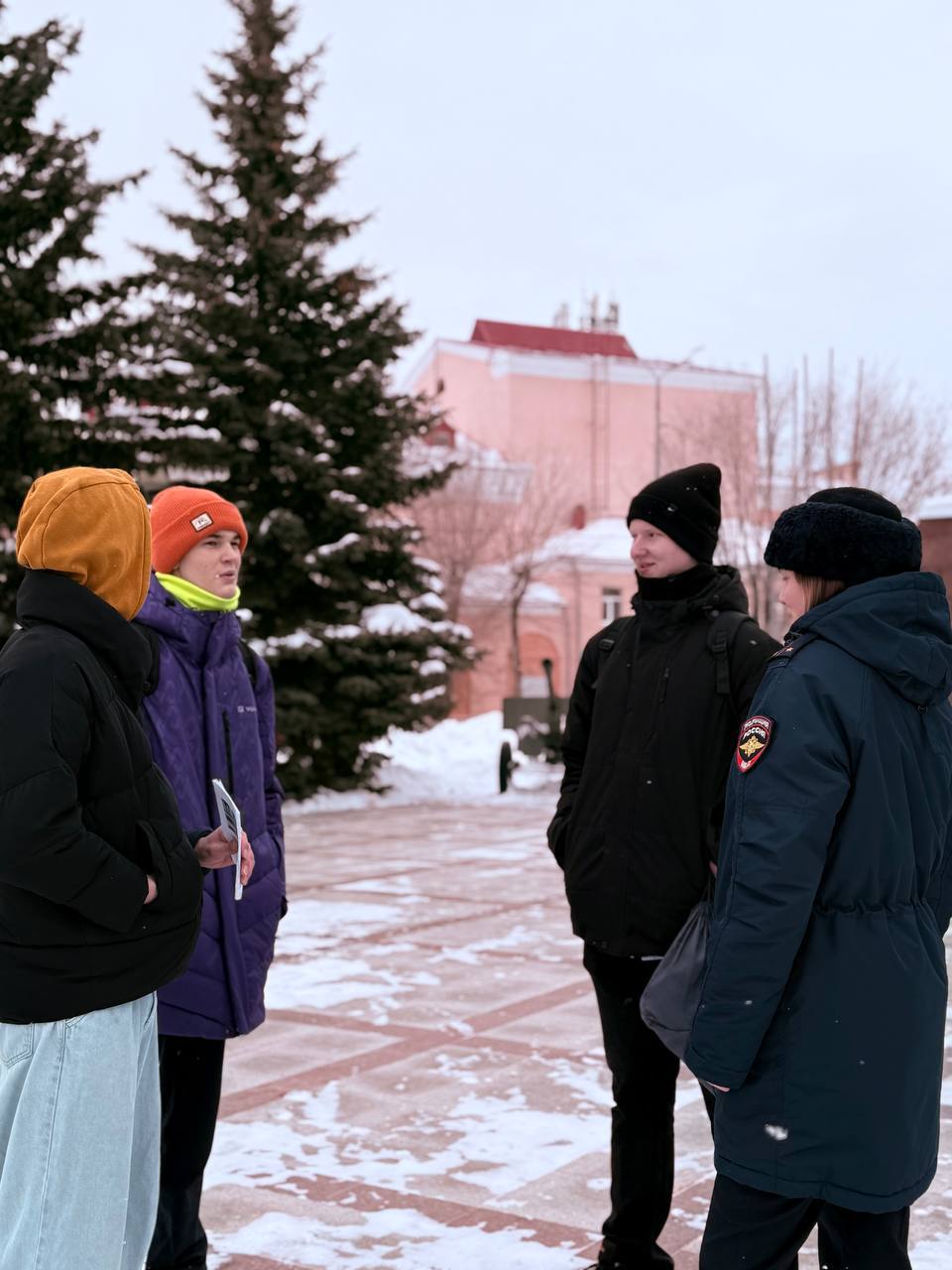 Сотрудники Госавтоинспекции совместно со студентами гуманитарно-технологического колледжа провели важное профилактическое мероприятие на главной площади города Новокуйбышевска Сотрудники Госавтоинспекции совместно со студентами гуманитарно-технологического колледжа провели важное профилактическое мероприятие на главной площади города Новокуйбышевска