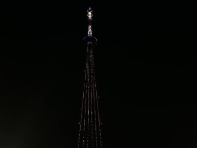 Завершаем вторник с огнями телебашни, освещающими ночной город