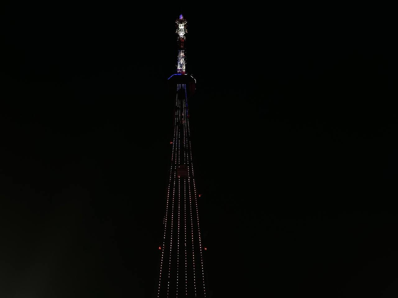 Завершаем вторник с огнями телебашни, освещающими ночной город