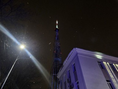 Город вновь озарился яркими красками — это огни зажглись на самарской телебашне