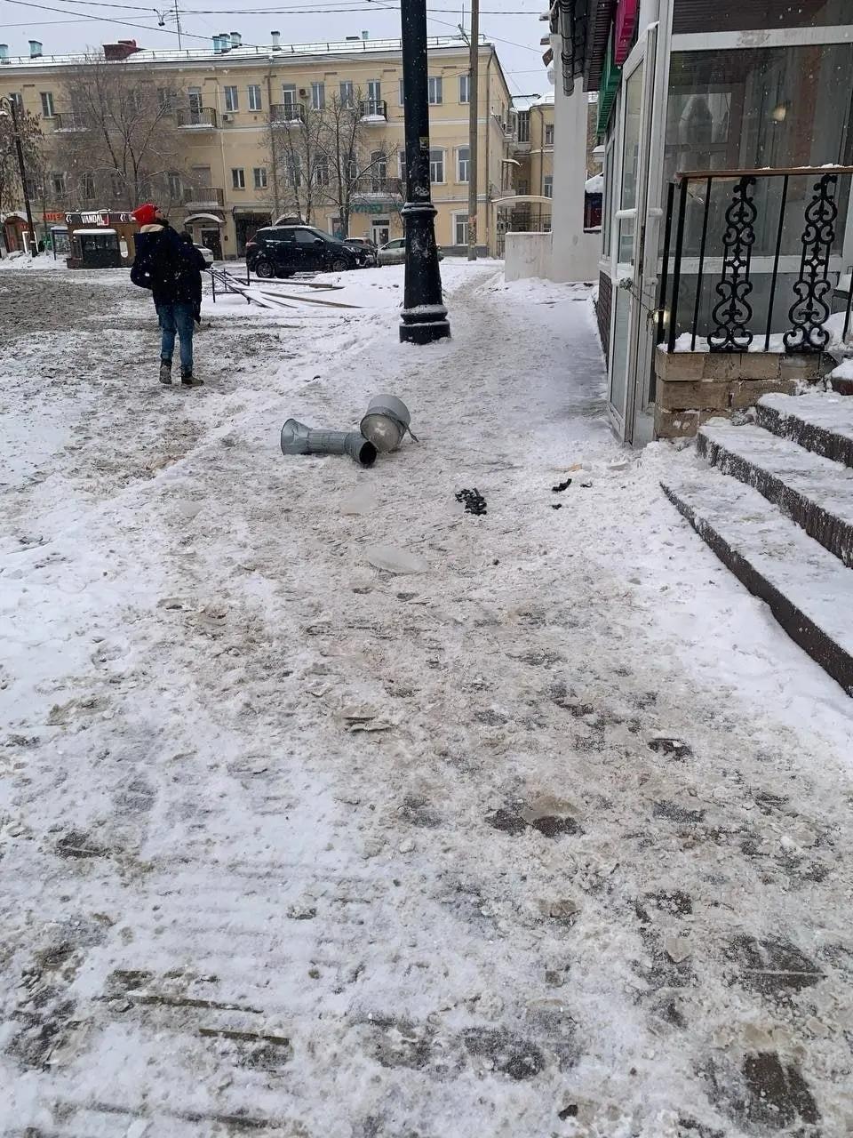 Часть водосточной трубы едва не рухнула на девушку в центре Самары