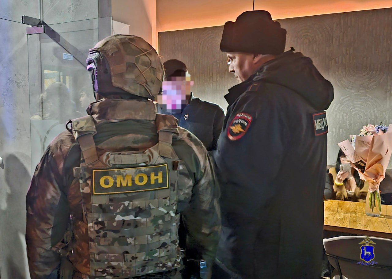 В одном из самарских ресторанов полицейские задержали и привлекли к ответственности работницу с нелегальным трудовым и миграционным статусами — в отношении ее работодателя проводится проверка