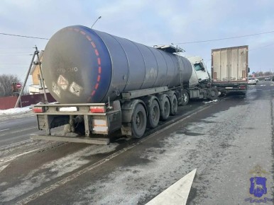 Полицейские устанавливают обстоятельства ДТП с участием грузовых автомобилей