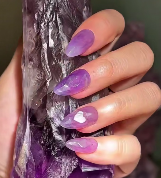 Почему ногти из драгоценных камней стали новинкой в мире маникюра?