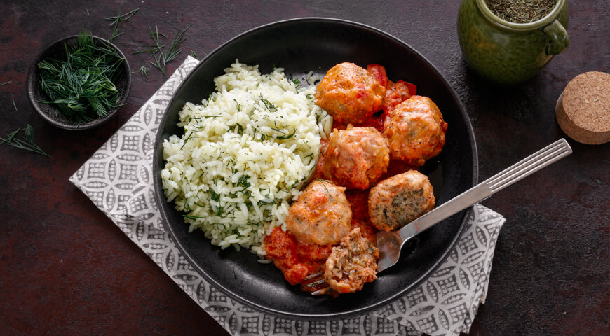 Тефтели в сметанном соусе: быстрый и вкусный обед для всей семьи