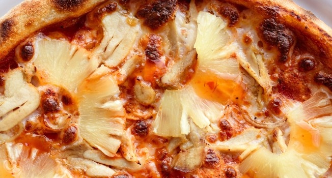 Почему пицца с ананасом вызывает споры: взгляд итальянцев и мемы