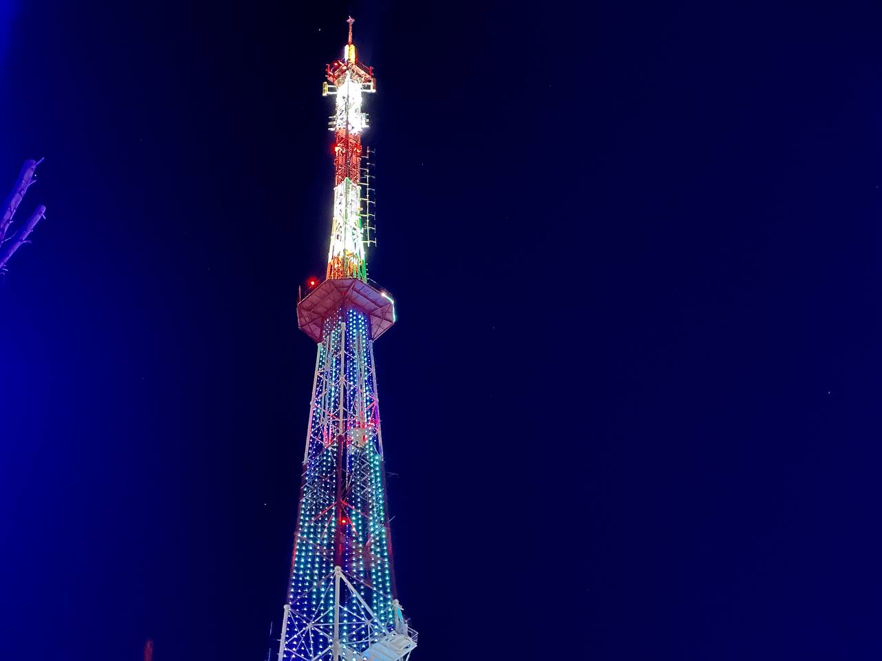 Самарская телебашня провожает пятницу сияющими огнями