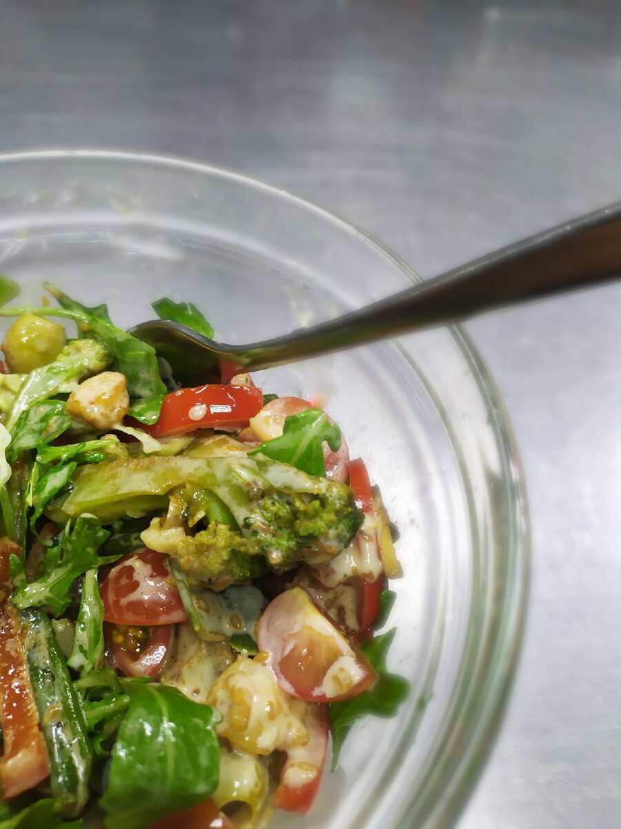 Как приготовить теплый салат в азиатском стиле за 15 минут: секреты из ресторана