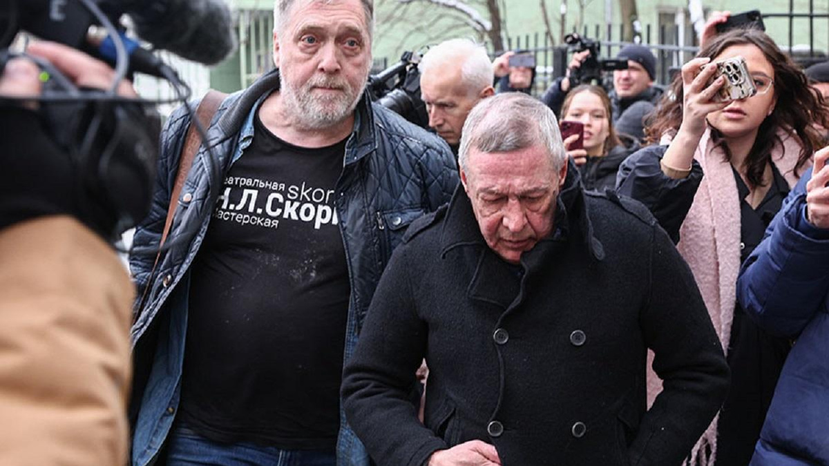 Возвращение на сцену: зрители спешат за билетами на спектакль Ефремова