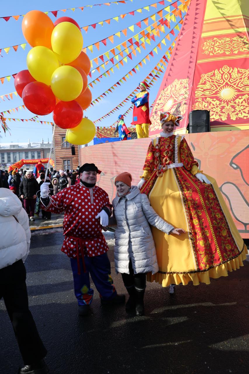 На площади Куйбышева в Самаре отмечают Масленицу На площади Куйбышева в Самаре отмечают Масленицу