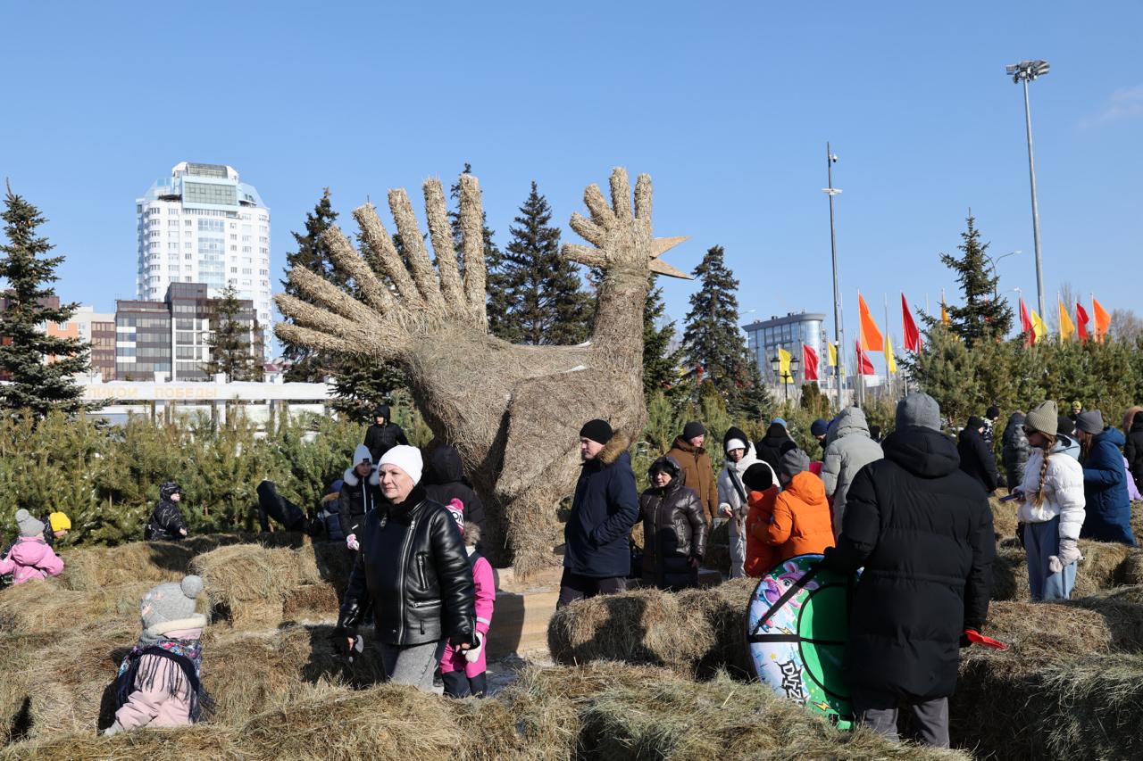 На площади Куйбышева в Самаре отмечают Масленицу На площади Куйбышева в Самаре отмечают Масленицу