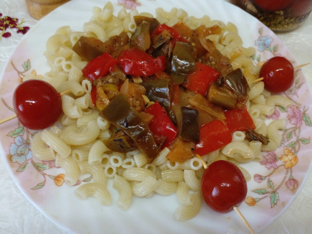 Легкий ужин за 10 минут: как приготовить быстрые макароны с консервированными овощами