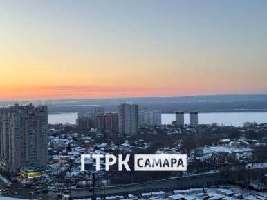 Закатное солнце окрасило небо над Самарой в огненные оттенки