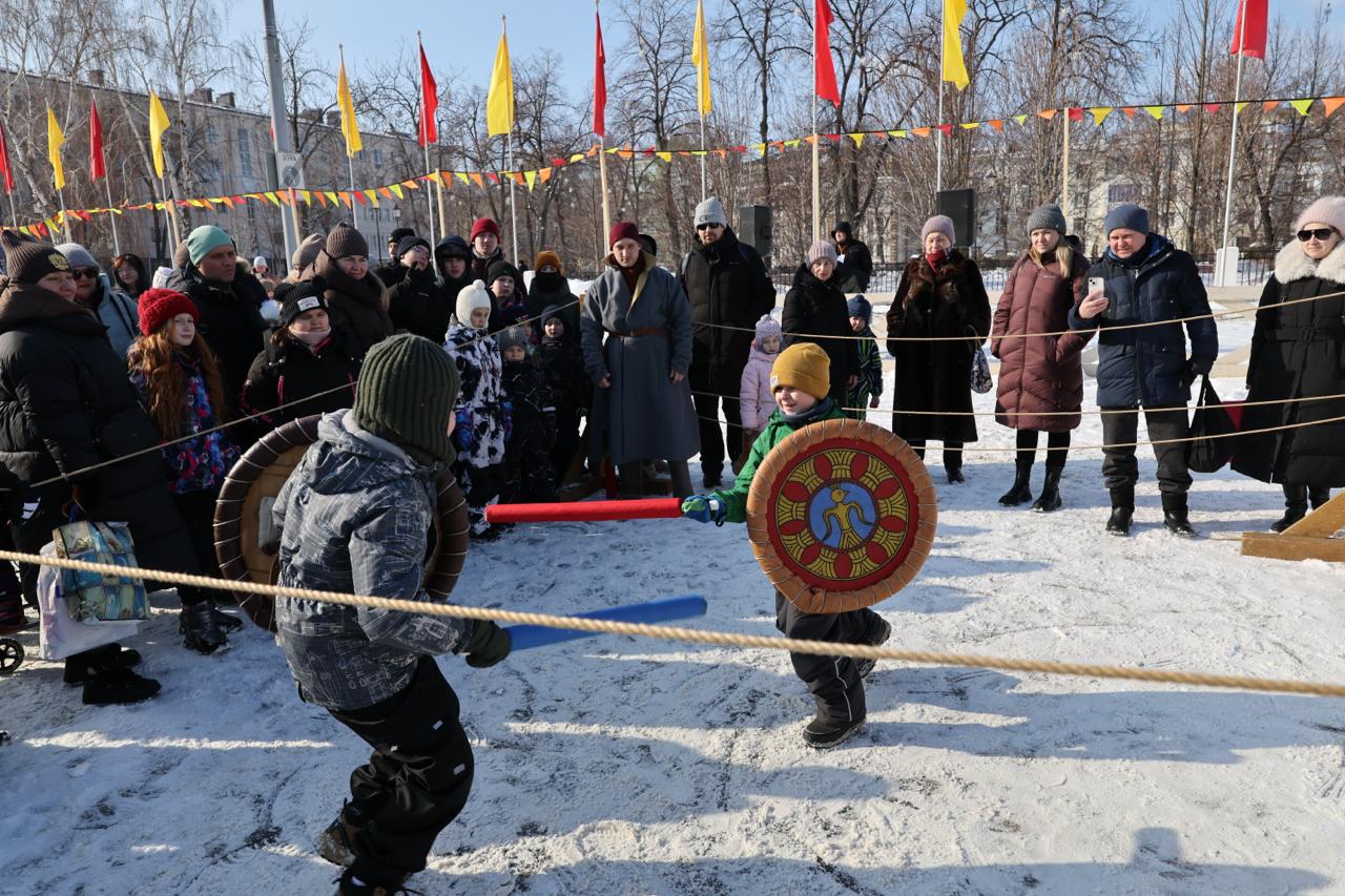 На площади Куйбышева в Самаре отмечают Масленицу На площади Куйбышева в Самаре отмечают Масленицу