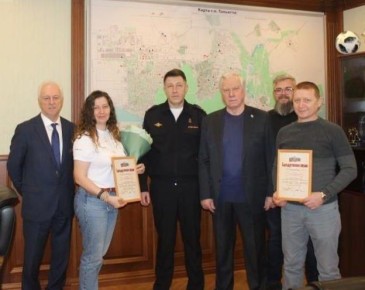 В Тольятти, в рамках акции «Им благодарна полиция», в торжественной обстановке начальник Управления МВД России по г. Тольятти полковник полиции Илдар Чагаев и председатель Общественного совета при ГУ МВД России по Самарской...