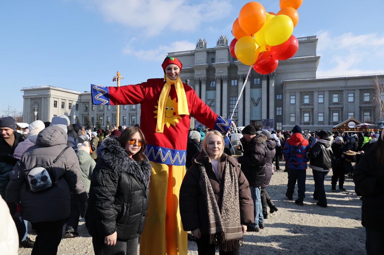 На площади Куйбышева в Самаре отмечают Масленицу На площади Куйбышева в Самаре отмечают Масленицу