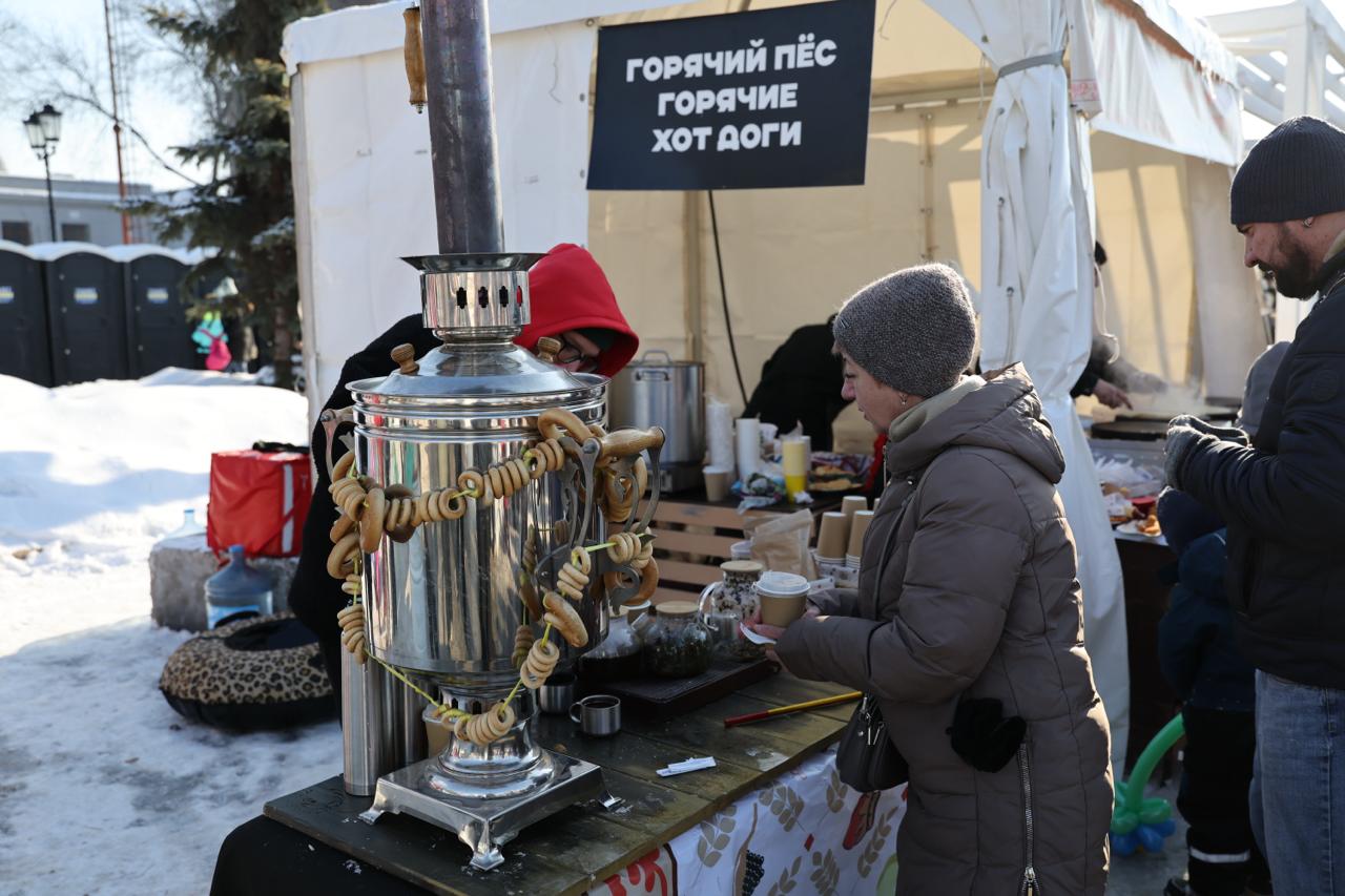 На площади Куйбышева в Самаре отмечают Масленицу На площади Куйбышева в Самаре отмечают Масленицу