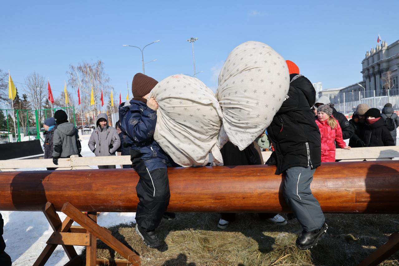 На площади Куйбышева в Самаре отмечают Масленицу На площади Куйбышева в Самаре отмечают Масленицу