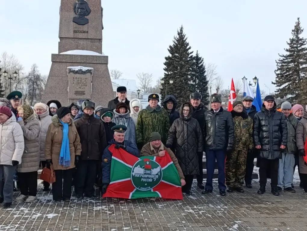 В Тольятти возложили цветы к Обелиску Славы в память о защитниках Отечества. У мемориала собрались представители городской администрации, общественных организаций, депутаты, военнослужащие, ветераны боевых действий. В Тольятти возложили цветы к Обелиску Славы в память о защитниках Отечества. У мемориала собрались представители городской администрации, общественных организаций, депутаты, военнослужащие, ветераны боевых действий.