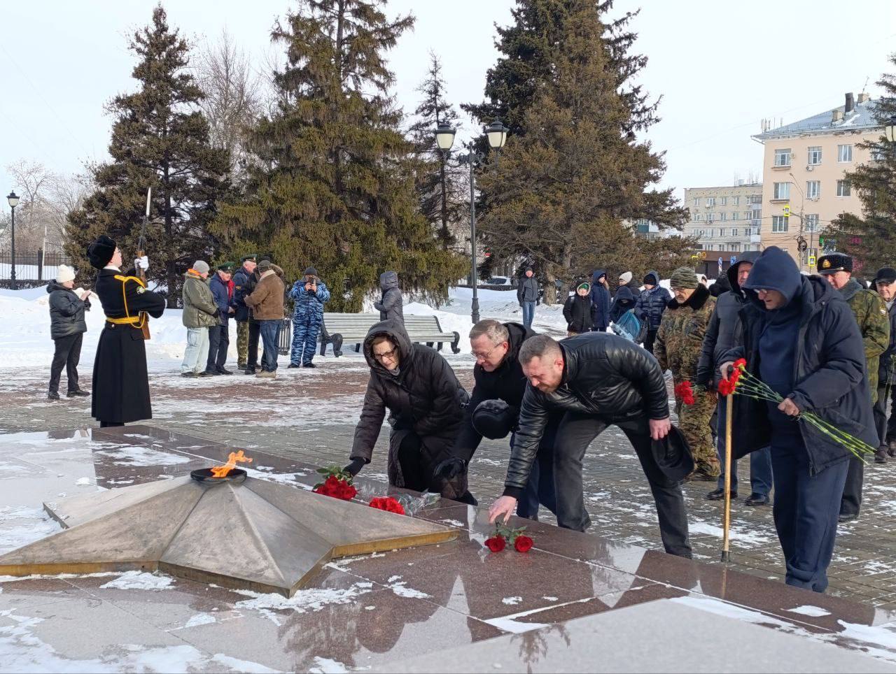 В Тольятти возложили цветы к Обелиску Славы в память о защитниках Отечества. У мемориала собрались представители городской администрации, общественных организаций, депутаты, военнослужащие, ветераны боевых действий. В Тольятти возложили цветы к Обелиску Славы в память о защитниках Отечества. У мемориала собрались представители городской администрации, общественных организаций, депутаты, военнослужащие, ветераны боевых действий.