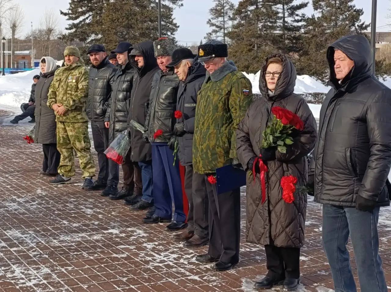 В Тольятти возложили цветы к Обелиску Славы в память о защитниках Отечества. У мемориала собрались представители городской администрации, общественных организаций, депутаты, военнослужащие, ветераны боевых действий. В Тольятти возложили цветы к Обелиску Славы в память о защитниках Отечества. У мемориала собрались представители городской администрации, общественных организаций, депутаты, военнослужащие, ветераны боевых действий.