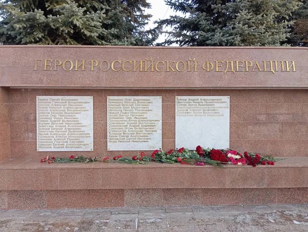 На площади Славы состоялось торжественное возложение цветов к вечному огню, приуроченное к Дню защитника Отечества На площади Славы состоялось торжественное возложение цветов к вечному огню, приуроченное к Дню защитника Отечества