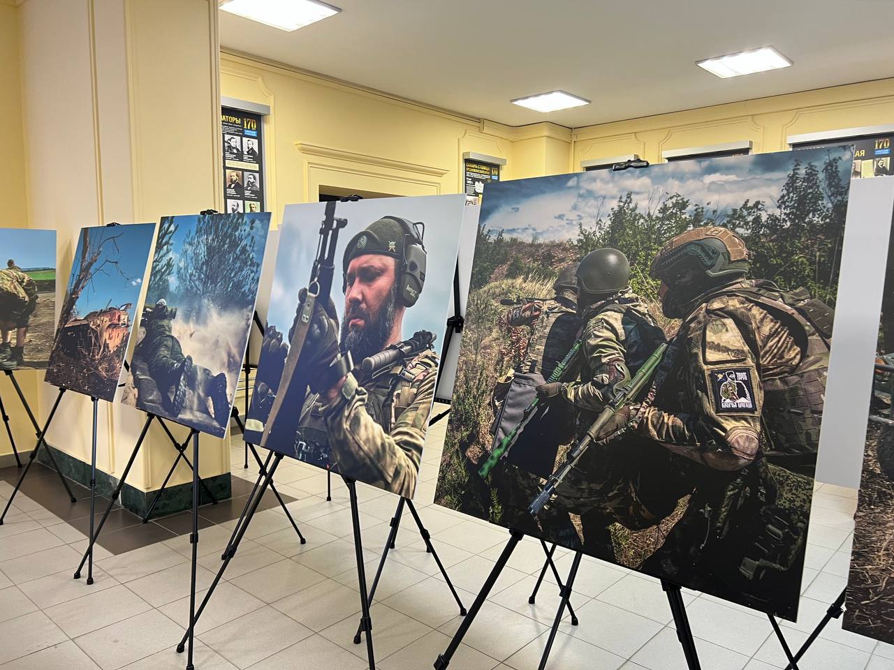 В Самарской Губернской Думе проходит открытие фотовыставки «Монолог с фронтом»