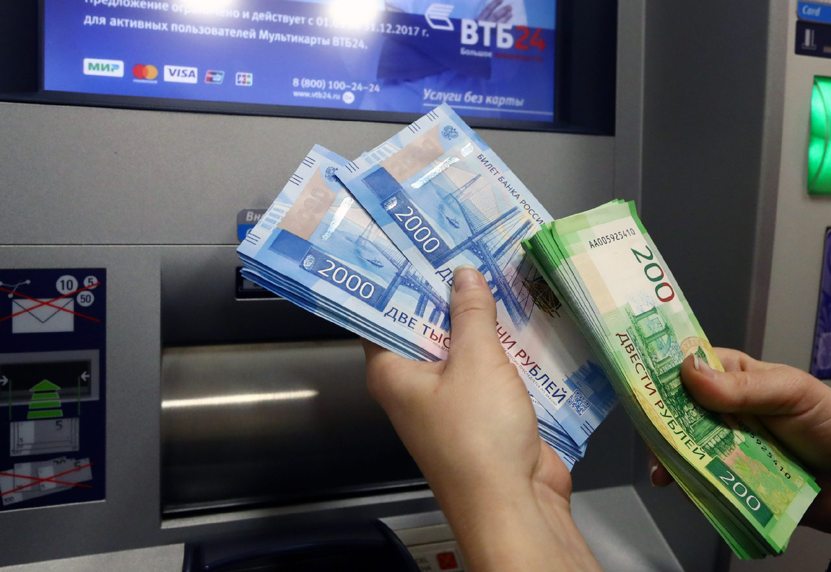 Как защитить свои доходы от взысканий по долгам