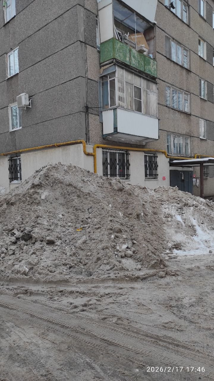 Жители дома № 10 по улице Балаковской жалуются на горы снега под окнами
