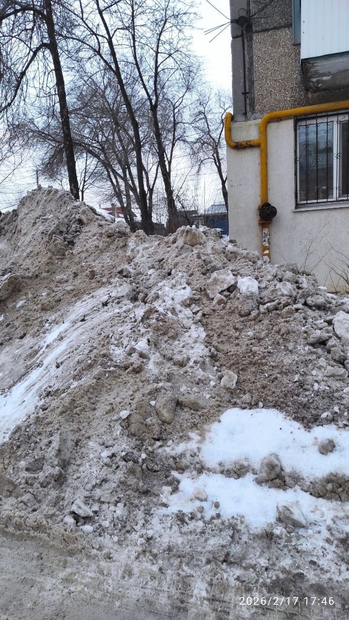 Жители дома № 10 по улице Балаковской жалуются на горы снега под окнами Жители дома № 10 по улице Балаковской жалуются на горы снега под окнами