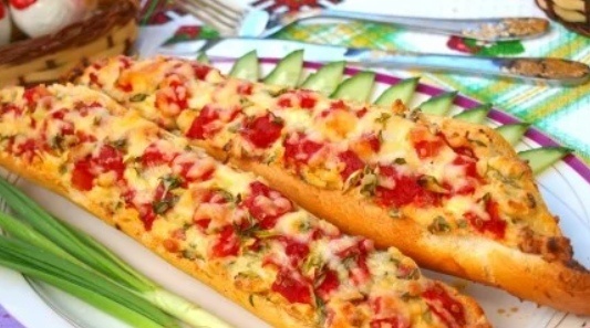 Восхитительный запечённый багет с помидорами и сыром