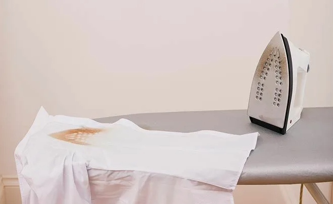 Как избежать пятен на одежде при глажке: простые советы