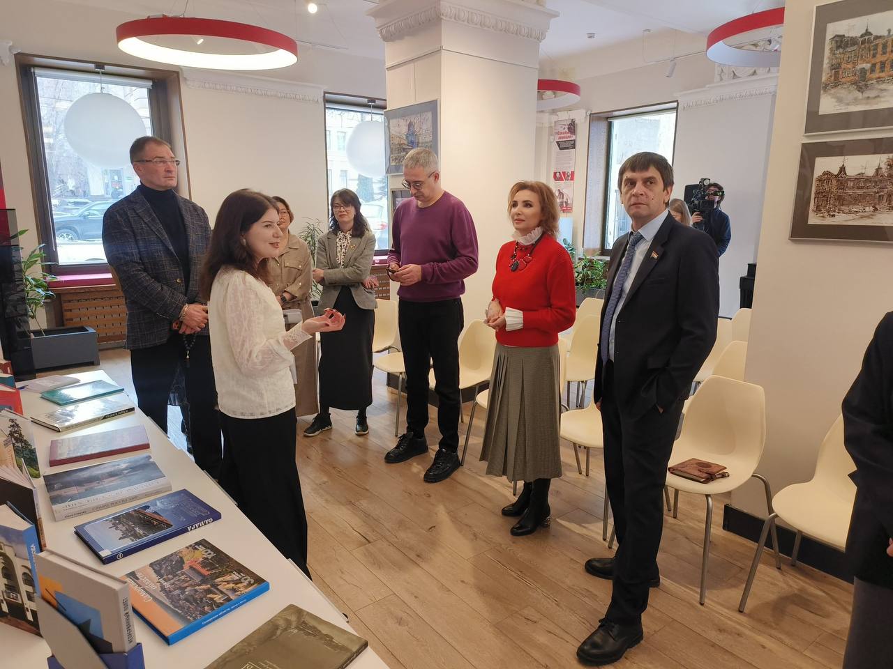 В эти минуты депутаты Самарской губернской думы в рамках выездного мероприятия комитета по культуре, спорту, молодёжной политике и туризму посещают Центральную городскую библиотеку им. Н.К. Крупской