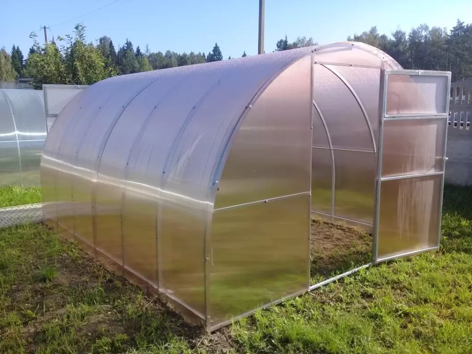 Раздвижная крыша в теплице: удобство или головная боль?