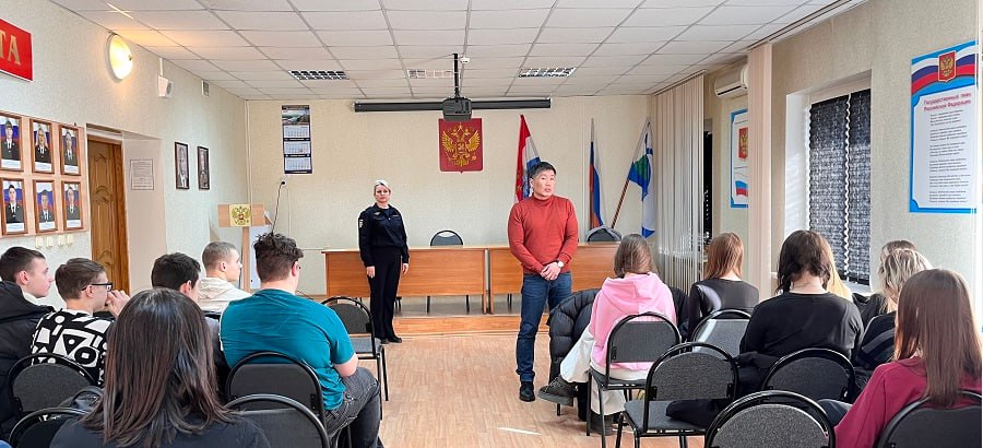 Сотрудники ОМВД России по городу Жигулёвску совместно с представителем Общественного совета при территориальном органе внутренних дел Сергеем Ли провели день открытых дверей для старшеклассников