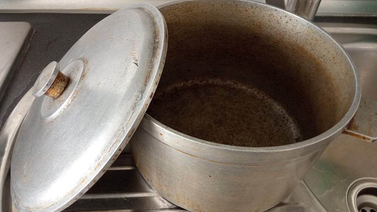 Как быстро и эффективно очистить застарелый жир с посуды: проверенный метод