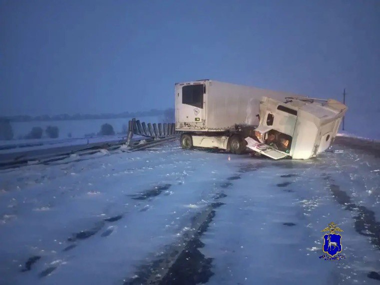 На трассе в Самарской области грузовик протаранил ограждение