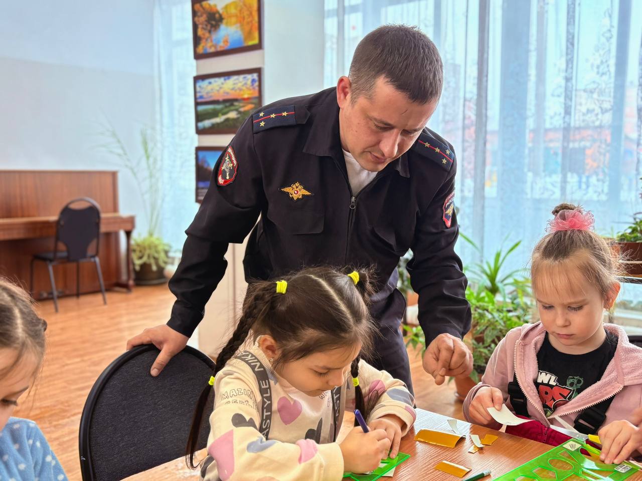 Сотрудники Похвистневской Госавтоинспекции совместно с общественниками организовали в городской библиотеке профилактическое мероприятие «Безопасность пешеходов» Сотрудники Похвистневской Госавтоинспекции совместно с общественниками организовали в городской библиотеке профилактическое мероприятие «Безопасность пешеходов»
