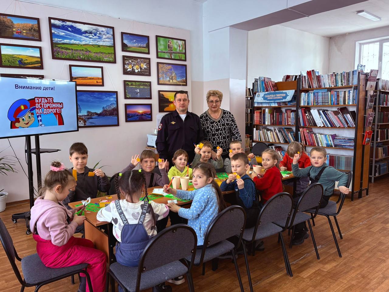 Сотрудники Похвистневской Госавтоинспекции совместно с общественниками организовали в городской библиотеке профилактическое мероприятие «Безопасность пешеходов» Сотрудники Похвистневской Госавтоинспекции совместно с общественниками организовали в городской библиотеке профилактическое мероприятие «Безопасность пешеходов»