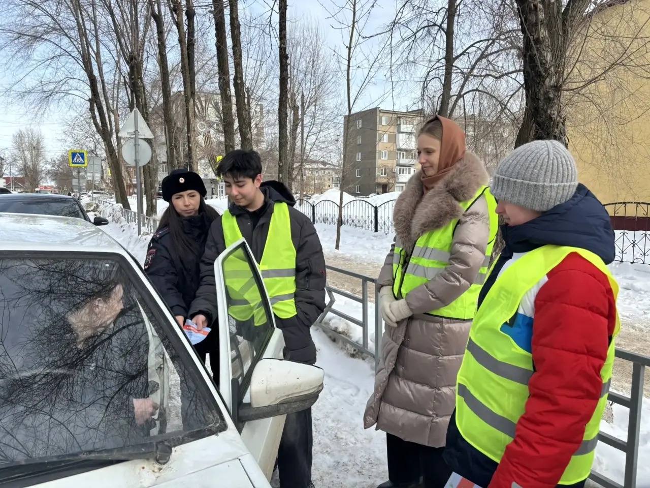 Представители родительского патруля совместно с дорожным полицейским, педагогом школы и ЮИД проконтролировали, как ученики ГБОУ СОШ №9 г. Кинель и их родители соблюдают Правила дорожного движения Представители родительского патруля совместно с дорожным полицейским, педагогом школы и ЮИД проконтролировали, как ученики ГБОУ СОШ №9 г. Кинель и их родители соблюдают Правила дорожного движения