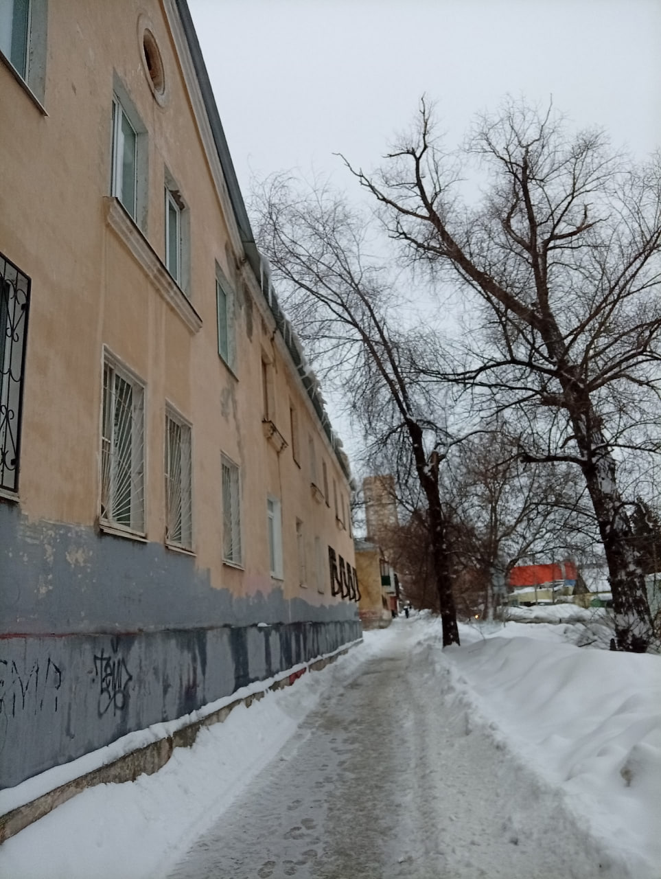 Жители Самары пожаловались на сосульки и наледь на крыше над тротуаром на пересечении Артемовского переулка и улицы Ивана Булкина, 32 Жители Самары пожаловались на сосульки и наледь на крыше над тротуаром на пересечении Артемовского переулка и улицы Ивана Булкина, 32