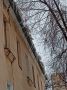 Жители Самары пожаловались на сосульки и наледь на крыше над тротуаром на пересечении Артемовского переулка и улицы Ивана Булкина, 32