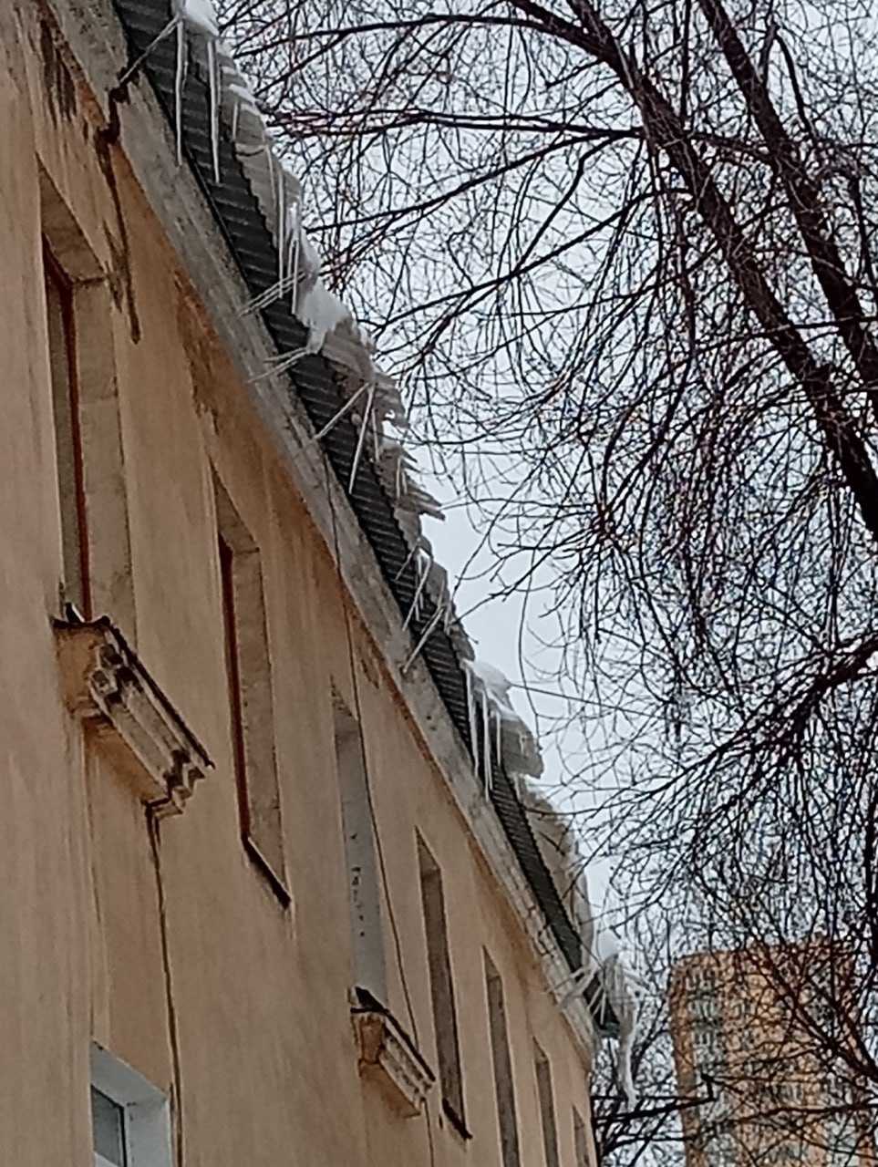 Жители Самары пожаловались на сосульки и наледь на крыше над тротуаром на пересечении Артемовского переулка и улицы Ивана Булкина, 32