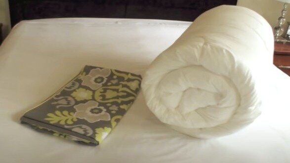 Секрет уборщиц отелей: как легко заправить пуховое одеяло в пододеяльник